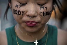 Nueva encuesta sugiere reacción negativa contra republicanos por fallo Roe vs. Wade para próximas elecciones