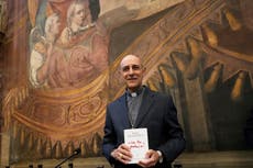 Asesores del papa Francisco dicen que se repondrá de la neumonía y que se le abre una "nueva etapa"