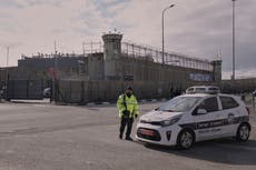 Al ordenarle mejorar infame prisión, Israel solo reubicó los presuntos abusos, afirman detenidos