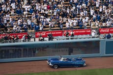 Dodgers celebran título de Serie Mundial con Ice Cube y Kirk Gibson al inaugurar nueva campaña